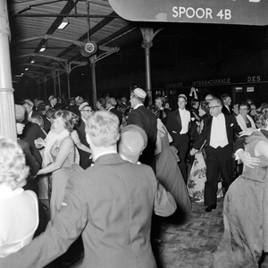 854193 Afbeelding van de aankomst van de Wageningse studenten op het N.S.-station Nijmegen, na een rit met een extra ...